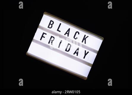 Leuchtkasten mit Text „Black Friday“ auf schwarzem Hintergrund Stockfoto