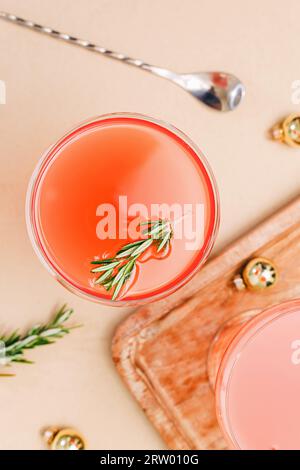 Festlicher Cocktail im Coupé-Glas mit Rosmarin Stockfoto