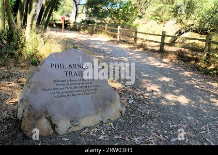 Gravur auf einem Felsblock für den Phil Arnold Trail, der Besucher durch die Oak Woodlands im Golden Gate Park in San Francisco, Kalifornien, führt. Stockfoto