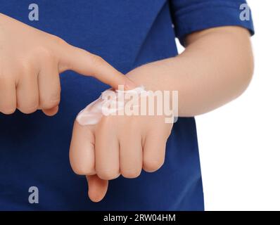 Kind, das Salbe auf die Hand aufträgt, isoliert auf weiß, Nahaufnahme Stockfoto