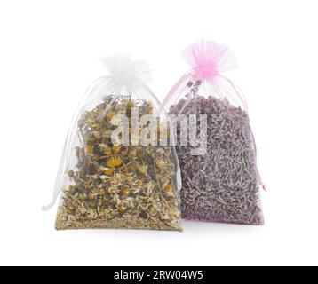 Duftende Beutel mit getrockneten Blumen auf weißem Hintergrund Stockfoto