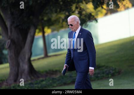 Washington, Vereinigte Staaten. September 2023. US-Präsident Joe Biden verlässt das Weiße Haus in Washington, D.C. und fährt am Freitag, DEN 15. September, nach Wilmington, DE. 2023. Kredit: Chris Kleponis/Pool über CNP/dpa/Alamy Live News Stockfoto