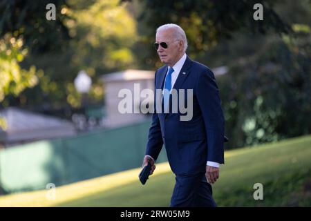 Washington, Vereinigte Staaten. September 2023. US-Präsident Joe Biden verlässt das Weiße Haus in Washington, D.C. und fährt am Freitag, DEN 15. September, nach Wilmington, DE. 2023. Kredit: Chris Kleponis/Pool über CNP/dpa/Alamy Live News Stockfoto