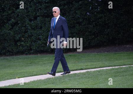 Washington, Vereinigte Staaten. September 2023. US-Präsident Joe Biden verlässt das Weiße Haus in Washington, D.C. und fährt am Freitag, DEN 15. September, nach Wilmington, DE. 2023. Kredit: Chris Kleponis/Pool über CNP/dpa/Alamy Live News Stockfoto