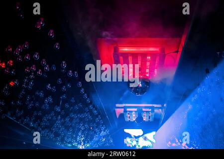 Ein Element der modernen Inneneinrichtung eines Nachtclubs, eine Decke mit Glühbirnen in Neonlicht und eine Discokugel. Stockfoto