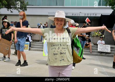 Hunderte junger Angelenos bereiten sich darauf vor, sich zu versammeln und auf den Straßen zu marschieren, um sich anderen auf der ganzen Welt in einem globalen Klimaangriff anzuschließen, einem Aktionstag gegen die Klimaunfähigkeit in Los Angeles City Hall South am Freitag, den 15. September 2023. Der erste globale Klimaangriff fand im September 2019 statt, inspiriert von der schwedischen Aktivistin Greta Thunberg, die mit der Schulabschaltung und dem Protest vor dem schwedischen parlament begann, politische Maßnahmen zu fordern. Laut Wissenschaftlern am Goddard Institute of Space Studies der NASA war dieser Sommer der heißeste seit den weltweiten Aufzeichnungen im Jahr 1880. Foto von Jim Ruymen/UPI Stockfoto
