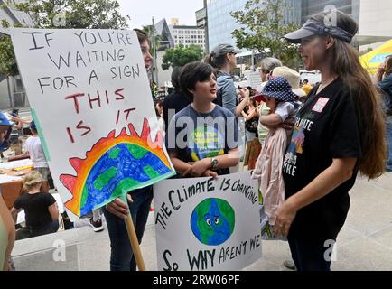 Hunderte junger Angelenos bereiten sich darauf vor, sich zu versammeln und auf den Straßen zu marschieren, um sich anderen auf der ganzen Welt in einem globalen Klimaangriff anzuschließen, einem Aktionstag gegen die Klimaunfähigkeit in Los Angeles City Hall South am Freitag, den 15. September 2023. Der erste globale Klimaangriff fand im September 2019 statt, inspiriert von der schwedischen Aktivistin Greta Thunberg, die mit der Schulabschaltung und dem Protest vor dem schwedischen parlament begann, politische Maßnahmen zu fordern. Laut Wissenschaftlern am Goddard Institute of Space Studies der NASA war dieser Sommer der heißeste seit den weltweiten Aufzeichnungen im Jahr 1880. Foto von Jim Ruymen/UPI Stockfoto
