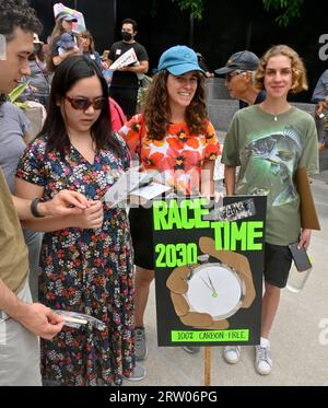 Hunderte junger Angelenos bereiten sich darauf vor, sich zu versammeln und auf den Straßen zu marschieren, um sich anderen auf der ganzen Welt in einem globalen Klimaangriff anzuschließen, einem Aktionstag gegen die Klimaunfähigkeit in Los Angeles City Hall South am Freitag, den 15. September 2023. Der erste globale Klimaangriff fand im September 2019 statt, inspiriert von der schwedischen Aktivistin Greta Thunberg, die mit der Schulabschaltung und dem Protest vor dem schwedischen parlament begann, politische Maßnahmen zu fordern. Laut Wissenschaftlern am Goddard Institute of Space Studies der NASA war dieser Sommer der heißeste seit den weltweiten Aufzeichnungen im Jahr 1880. Foto von Jim Ruymen/UPI Stockfoto