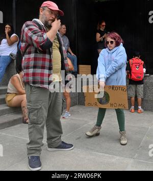 Hunderte junger Angelenos bereiten sich darauf vor, sich zu versammeln und auf den Straßen zu marschieren, um sich anderen auf der ganzen Welt in einem globalen Klimaangriff anzuschließen, einem Aktionstag gegen die Klimaunfähigkeit in Los Angeles City Hall South am Freitag, den 15. September 2023. Der erste globale Klimaangriff fand im September 2019 statt, inspiriert von der schwedischen Aktivistin Greta Thunberg, die mit der Schulabschaltung und dem Protest vor dem schwedischen parlament begann, politische Maßnahmen zu fordern. Laut Wissenschaftlern am Goddard Institute of Space Studies der NASA war dieser Sommer der heißeste seit den weltweiten Aufzeichnungen im Jahr 1880. Foto von Jim Ruymen/UPI Stockfoto