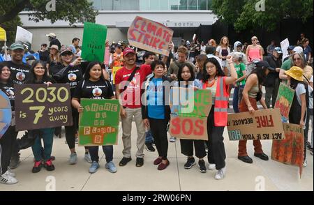 Hunderte junger Angelenos bereiten sich darauf vor, sich zu versammeln und auf den Straßen zu marschieren, um sich anderen auf der ganzen Welt in einem globalen Klimaangriff anzuschließen, einem Aktionstag gegen die Klimaunfähigkeit in Los Angeles City Hall South am Freitag, den 15. September 2023. Der erste globale Klimaangriff fand im September 2019 statt, inspiriert von der schwedischen Aktivistin Greta Thunberg, die mit der Schulabschaltung und dem Protest vor dem schwedischen parlament begann, politische Maßnahmen zu fordern. Laut Wissenschaftlern am Goddard Institute of Space Studies der NASA war dieser Sommer der heißeste seit den weltweiten Aufzeichnungen im Jahr 1880. Foto von Jim Ruymen/UPI Stockfoto