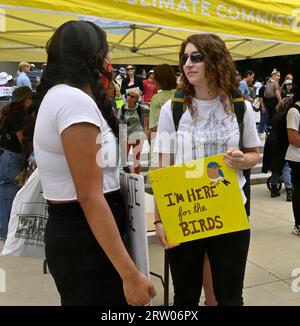 Hunderte junger Angelenos bereiten sich darauf vor, sich zu versammeln und auf den Straßen zu marschieren, um sich anderen auf der ganzen Welt in einem globalen Klimaangriff anzuschließen, einem Aktionstag gegen die Klimaunfähigkeit in Los Angeles City Hall South am Freitag, den 15. September 2023. Der erste globale Klimaangriff fand im September 2019 statt, inspiriert von der schwedischen Aktivistin Greta Thunberg, die mit der Schulabschaltung und dem Protest vor dem schwedischen parlament begann, politische Maßnahmen zu fordern. Laut Wissenschaftlern am Goddard Institute of Space Studies der NASA war dieser Sommer der heißeste seit den weltweiten Aufzeichnungen im Jahr 1880. Foto von Jim Ruymen/UPI Stockfoto