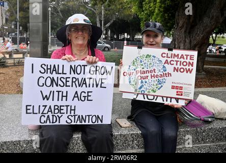 Hunderte junger Angelenos bereiten sich darauf vor, sich zu versammeln und auf den Straßen zu marschieren, um sich anderen auf der ganzen Welt in einem globalen Klimaangriff anzuschließen, einem Aktionstag gegen die Klimaunfähigkeit in Los Angeles City Hall South am Freitag, den 15. September 2023. Der erste globale Klimaangriff fand im September 2019 statt, inspiriert von der schwedischen Aktivistin Greta Thunberg, die mit der Schulabschaltung und dem Protest vor dem schwedischen parlament begann, politische Maßnahmen zu fordern. Laut Wissenschaftlern am Goddard Institute of Space Studies der NASA war dieser Sommer der heißeste seit den weltweiten Aufzeichnungen im Jahr 1880. Foto von Jim Ruymen/UPI Stockfoto