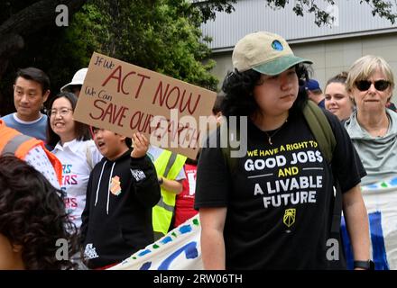 Hunderte junger Angelenos bereiten sich darauf vor, sich zu versammeln und auf den Straßen zu marschieren, um sich anderen auf der ganzen Welt in einem globalen Klimaangriff anzuschließen, einem Aktionstag gegen die Klimaunfähigkeit in Los Angeles City Hall South am Freitag, den 15. September 2023. Der erste globale Klimaangriff fand im September 2019 statt, inspiriert von der schwedischen Aktivistin Greta Thunberg, die mit der Schulabschaltung und dem Protest vor dem schwedischen parlament begann, politische Maßnahmen zu fordern. Laut Wissenschaftlern am Goddard Institute of Space Studies der NASA war dieser Sommer der heißeste seit den weltweiten Aufzeichnungen im Jahr 1880. Foto von Jim Ruymen/UPI Stockfoto