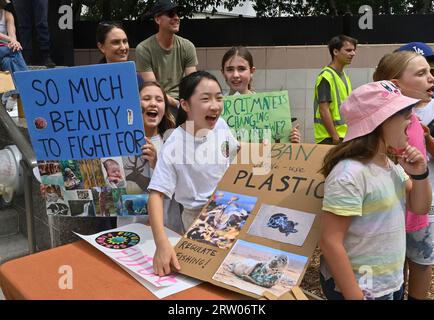 Hunderte junger Angelenos bereiten sich darauf vor, sich zu versammeln und auf den Straßen zu marschieren, um sich anderen auf der ganzen Welt in einem globalen Klimaangriff anzuschließen, einem Aktionstag gegen die Klimaunfähigkeit in Los Angeles City Hall South am Freitag, den 15. September 2023. Der erste globale Klimaangriff fand im September 2019 statt, inspiriert von der schwedischen Aktivistin Greta Thunberg, die mit der Schulabschaltung und dem Protest vor dem schwedischen parlament begann, politische Maßnahmen zu fordern. Laut Wissenschaftlern am Goddard Institute of Space Studies der NASA war dieser Sommer der heißeste seit den weltweiten Aufzeichnungen im Jahr 1880. Foto von Jim Ruymen/UPI Stockfoto