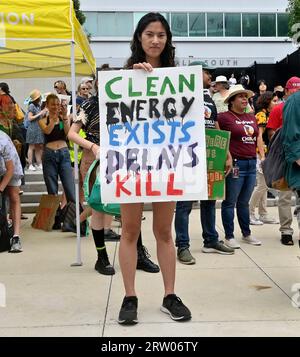 Hunderte junger Angelenos bereiten sich darauf vor, sich zu versammeln und auf den Straßen zu marschieren, um sich anderen auf der ganzen Welt in einem globalen Klimaangriff anzuschließen, einem Aktionstag gegen die Klimaunfähigkeit in Los Angeles City Hall South am Freitag, den 15. September 2023. Der erste globale Klimaangriff fand im September 2019 statt, inspiriert von der schwedischen Aktivistin Greta Thunberg, die mit der Schulabschaltung und dem Protest vor dem schwedischen parlament begann, politische Maßnahmen zu fordern. Laut Wissenschaftlern am Goddard Institute of Space Studies der NASA war dieser Sommer der heißeste seit den weltweiten Aufzeichnungen im Jahr 1880. Foto von Jim Ruymen/UPI Stockfoto