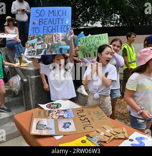 Hunderte junger Angelenos bereiten sich darauf vor, sich zu versammeln und auf den Straßen zu marschieren, um sich anderen auf der ganzen Welt in einem globalen Klimaangriff anzuschließen, einem Aktionstag gegen die Klimaunfähigkeit in Los Angeles City Hall South am Freitag, den 15. September 2023. Der erste globale Klimaangriff fand im September 2019 statt, inspiriert von der schwedischen Aktivistin Greta Thunberg, die mit der Schulabschaltung und dem Protest vor dem schwedischen parlament begann, politische Maßnahmen zu fordern. Laut Wissenschaftlern am Goddard Institute of Space Studies der NASA war dieser Sommer der heißeste seit den weltweiten Aufzeichnungen im Jahr 1880. Foto von Jim Ruymen/UPI Stockfoto