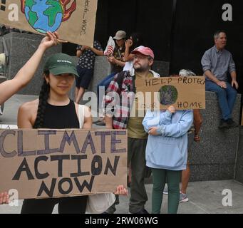 Hunderte junger Angelenos bereiten sich darauf vor, sich zu versammeln und auf den Straßen zu marschieren, um sich anderen auf der ganzen Welt in einem globalen Klimaangriff anzuschließen, einem Aktionstag gegen die Klimaunfähigkeit in Los Angeles City Hall South am Freitag, den 15. September 2023. Der erste globale Klimaangriff fand im September 2019 statt, inspiriert von der schwedischen Aktivistin Greta Thunberg, die mit der Schulabschaltung und dem Protest vor dem schwedischen parlament begann, politische Maßnahmen zu fordern. Laut Wissenschaftlern am Goddard Institute of Space Studies der NASA war dieser Sommer der heißeste seit den weltweiten Aufzeichnungen im Jahr 1880. Foto von Jim Ruymen/UPI Stockfoto