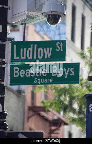 New York, USA. September 2023. Die Kreuzung von Ludlow Street und Rivington Street in New York, heute benannt nach den Beastie Boys. Mehr als zehn Jahre nach dem Tod des Gründungsmitglieds Adam Yauch (1964–2012) und nach jahrelangen Verhandlungen mit der Stadtverwaltung wurde nun eine Kreuzung in New York nach den Beastie Boys benannt. (An die dpa: Street Crossing in New York, benannt nach den Beastie Boys) Credit: Christina Horsten/dpa/Alamy Live News Stockfoto
