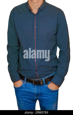 Männer Business-Mode Mode Skinny Guy in blauem Hemd und Jeans mit Händen in der Tasche auf isoliertem weißem Hintergrund. Stockfoto