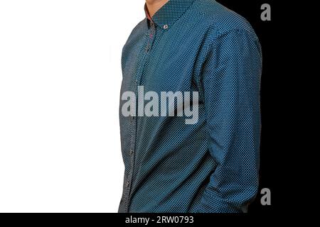 Männer Business-Mode Mode Skinny Guy in blauem Hemd auf schwarzem weißem Hintergrund. Stockfoto