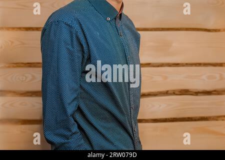 Männer Business-Mode Mode Skinny Guy in blauem Hemd auf hölzernem Hintergrund. Stockfoto