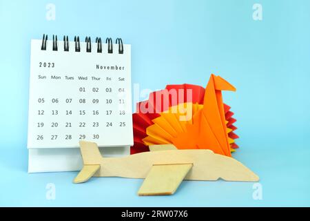 Selektiver Fokus November 2023 Tischkalender mit truthahn Dekoration und Flugzeug. Thanksgiving Tagesreise und Urlaubskonzept. Stockfoto