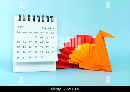 Selektiver Fokusschreibtischkalender November 2023 mit truthahn-Vogelpapierdekoration. Thanksgiving-Saison. Stockfoto