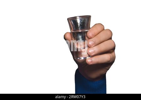 Die Hand eines Mannes hält ein Glas Alkohol gekühlten Wodka auf einem weißen isolierten Hintergrund. Stockfoto