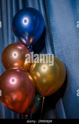 Bunte Heliumballons, Urlaubsobjekte auf dem Hintergrund von Vintage-Stoffen. Stockfoto