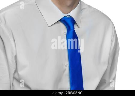 Herrenmode Mode Business-Look weißes Hemd und blaue Krawatte Nahaufnahme auf isoliertem Hintergrund, weicher Fokus. Stockfoto