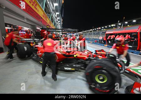 Singapur. September 2023. Ferrari-Fahrer Charles Leclerc aus Monaco wird während der zweiten Übungsrunde des Formel-1-Singapur-Grand-Prix-Nachtrennen auf dem Marina Bay Street Circuit am 15. September 2023 gesehen. Dann Chih Wey/Xinhua/Alamy Live News Stockfoto