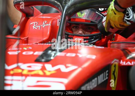 Singapur. September 2023. Ferrari-Fahrer Carlos Sainz aus Spanien reagiert während der zweiten Übungsrunde des Formel-1-Singapur-Grand-Prix-Nachtrennen auf dem Marina Bay Street Circuit am 15. September 2023. Dann Chih Wey/Xinhua/Alamy Live News Stockfoto