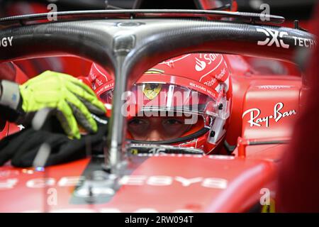 Singapur. September 2023. Ferrari-Fahrer Charles Leclerc aus Monaco reagiert während der zweiten Übungsrunde des Formel 1 Singapur Grand Prix Night Race auf dem Marina Bay Street Circuit am 15. September 2023. Dann Chih Wey/Xinhua/Alamy Live News Stockfoto