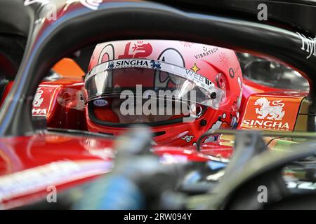 Singapur. September 2023. Alfa Romeo-Fahrer Zhou Guanyu aus China reagiert während der zweiten Übungsrunde des Formel 1 Singapur Grand Prix Night Race auf dem Marina Bay Street Circuit am 15. September 2023. Dann Chih Wey/Xinhua/Alamy Live News Stockfoto