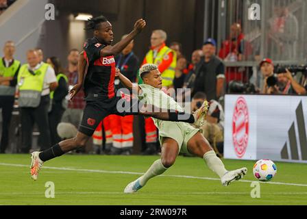 München, Deutschland. September 2023. Serge Gnabry (R) von Bayern München spielt mit Jeremie Frimpong von Leverkusen bei einem deutschen Erstligisten-Fußballspiel in München, 15. September 2023. Quelle: Philippe Ruiz/Xinhua/Alamy Live News Stockfoto