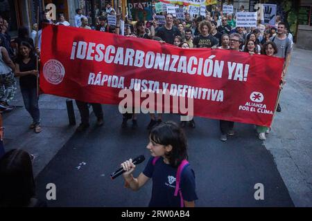 Madrid, Spanien. September 2023. Demonstranten tragen ein Banner, während ein anderer mit dem Kopf marschiert, während er auf einem Mikrofon während der Demonstration durch die Straßen Madrids spricht. Gewerkschaften und Klimaschutzgruppen haben zusammen mit mehreren Organisationen auf dem Hauptplatz Madrids für die Dekarbonisierung demonstriert. Unter dem Motto „Dekarbonisierung jetzt! Schnell, fair und endgültig“, sind bis Sonntag, den 17. September, Demonstrationen in verschiedenen Städten auf der ganzen Welt geplant, um ein "schnelles, faires und gerechtes" Ende der fossilen Brennstoffe zu fordern. (Foto: David Canales/SOPA Images/SIPA USA) Credit: SIPA USA/Alamy Live News Stockfoto