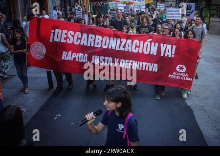 Madrid, Spanien. September 2023. Demonstranten tragen ein Banner, während ein anderer mit dem Kopf marschiert, während er auf einem Mikrofon während der Demonstration durch die Straßen Madrids spricht. Gewerkschaften und Klimaschutzgruppen haben zusammen mit mehreren Organisationen auf dem Hauptplatz Madrids für die Dekarbonisierung demonstriert. Unter dem Motto „Dekarbonisierung jetzt! Schnell, fair und endgültig“, sind bis Sonntag, den 17. September, Demonstrationen in verschiedenen Städten auf der ganzen Welt geplant, um ein "schnelles, faires und gerechtes" Ende der fossilen Brennstoffe zu fordern. Quelle: SOPA Images Limited/Alamy Live News Stockfoto