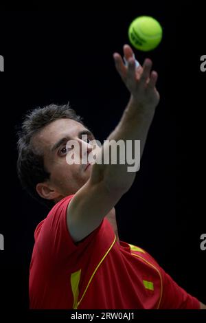 Valencia, Spanien. September 2023. Albert Ramos aus Spanien dient Laslo Djere aus Serbien während des Spiels der Gruppe C zwischen Spanien und Serbien beim Davis Cup Finals Tennis Turnier in Valencia, Spanien, am 15. September 2023. Quelle: Str/Xinhua/Alamy Live News Stockfoto