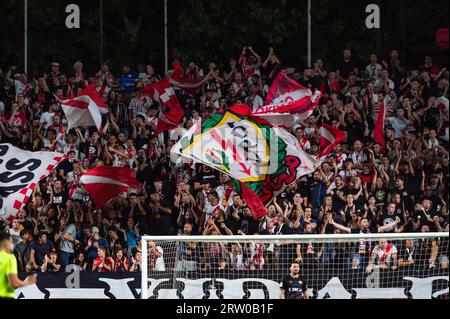 Madrid, Spanien. September 2023. Rayo Vallecano-Fans spielten während des LaLiga EA Sports-Fußballspiels zwischen Rayo Vallecano und Deportivo Alaves am 15. September 2023 im Estadio de Vallecas in Madrid, Spanien Stockfoto