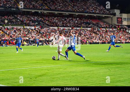 Madrid, Spanien. September 2023. Alex Sola (Deportivo Alaves) macht ein Elfmeter gegen Alvaro Garcia (Rayo Vallecano) während des LaLiga EA Sports-Spiels zwischen Rayo Vallecano und Deportivo Alaves, das am 15. September 2023 im Estadio de Vallecas in Madrid ausgetragen wurde Stockfoto