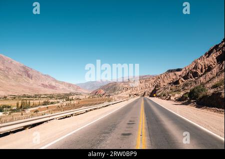 Routen, die die Berge von Jujuy im Herbst 2023 umgeben. Stockfoto