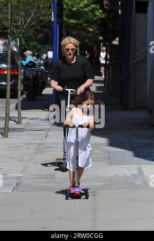 NEW YORK CITY - MAI 25: (L-R) Deborra Lee Furness und ihre Tochter Ava Jackman fahren mit Rollern im West Village. Am 25. Mai 2010 in New York City People: Deborah Lee Furness Ava Jackman Stockfoto