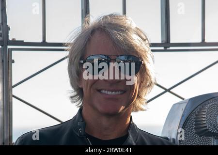 New York, Usa. September 2023. Der amerikanische Musiker Jon Bon Jovi zündet das Empire State Building an, um gemeinsam mit iHeartRadio in New York City einen neuen Impfstoff anzukündigen. (Foto: Ron Adar/SOPA Images/SIPA USA) Credit: SIPA USA/Alamy Live News Stockfoto