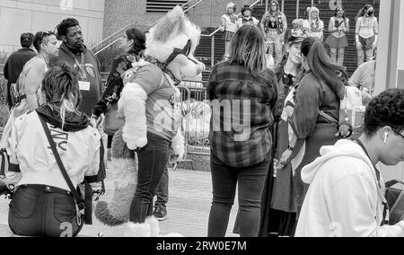 Schwarzweißfoto eines Cosplayer mit einer Pelztiermaske draußen während eines Concept Events (NC State, 2023) Stockfoto