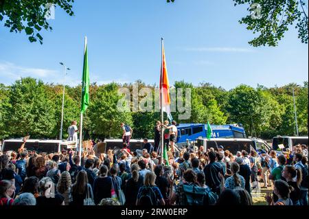 Hunderte von Menschen sehen die Blockade von einer Seite aus beobachten und unterstützen. Mehrere Klimaorganisationen organisierten einen Schulstreik gegen fossile Brennstoffe. Dieser Streik ist Teil von mehr als 400 weltweit organisierten Aktionen, die für das Ende fossiler Brennstoffe kämpfen. Der Protest ging auf eine Prozession von Lehrern aus Universitäten im ganzen Land zurück, die die Demonstration unterstützten. Diese Demonstration fand in der Nähe der Autobahn A12 statt, wo Demonstranten der Extinction Rebellion täglich die Straße blockieren. Die Proteste sind kurz vor dem Climat der Vereinten Nationen geplant Stockfoto