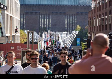 London, Großbritannien. September 2023. Touristen gehen an einem sonnigen Tag vor der Tate Modern Gallery durch die Millenium Bridge. Quelle: SOPA Images Limited/Alamy Live News Stockfoto