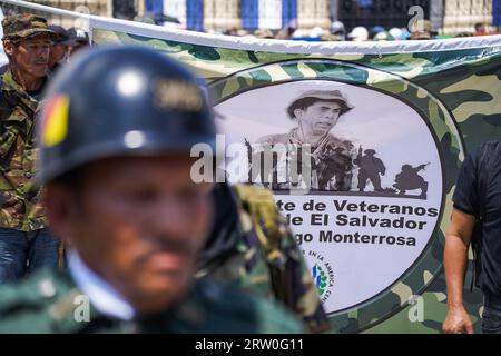 Während einer Demonstration gegen die Regierung Bukele während des Unabhängigkeitstages von El Salvador ist ein Banner zu sehen, das Kriegsveteranen repräsentiert. El Salvador geht auf die allgemeinen Wahlen zu, bei denen Präsident Nayib Bukele eine Wiederwahl anstrebt, obwohl Experten dies als illegalen Machtübergriff bezeichnen. Salvadorianer protestieren, als Präsident Nayib Bukele bei den bevorstehenden Parlamentswahlen um Wiederwahl bemüht ist. Experten nennen Präsident Nayib Bukeles Bewegung einen illegalen Machtergreifungszug. Der Protest findet am Tag der Unabhängigkeit El Salvadors mit einer Militärparade statt. (Foto: Camilo Freedman/SOPA Images/SIPA USA) Stockfoto