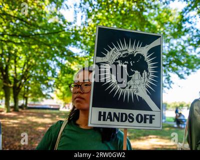 Ein asiatischer Student trägt ein Plakat zur Unterstützung von Mutter Erde. Mehrere Klimaorganisationen organisierten einen Schulstreik gegen fossile Brennstoffe. Dieser Streik ist Teil von mehr als 400 weltweit organisierten Aktionen, die für das Ende fossiler Brennstoffe kämpfen. Der Protest ging auf eine Prozession von Lehrern aus Universitäten im ganzen Land zurück, die die Demonstration unterstützten. Diese Demonstration fand in der Nähe der Autobahn A12 statt, wo Demonstranten der Extinction Rebellion täglich die Straße blockieren. Die Proteste sind kurz vor dem Klimagipfel der Vereinten Nationen geplant Stockfoto