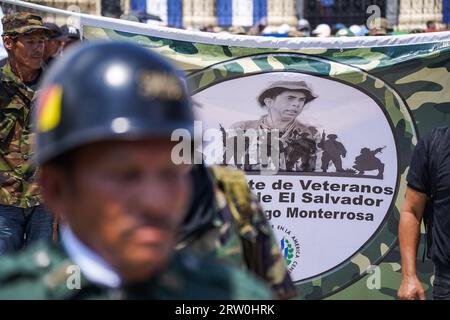 San Salvador, El Salvador. September 2023. Während einer Demonstration gegen die Regierung Bukele während des Unabhängigkeitstages von El Salvador ist ein Banner zu sehen, das Kriegsveteranen repräsentiert. Salvadorianer protestieren, als Präsident Nayib Bukele bei den bevorstehenden Parlamentswahlen um Wiederwahl bemüht ist. Experten nennen Präsident Nayib Bukeles Bewegung einen illegalen Machtergreifungszug. Quelle: SOPA Images Limited/Alamy Live News Stockfoto