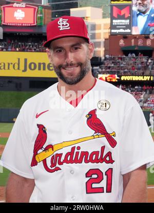 St. Louis, Usa. September 2023. St. Louis Cardinals Paul Goldschmidt lächelt, als er vor einem Spiel gegen die Philadelphia Phillies im Busch Stadium in St. Louis als Nominee für den Roberto Clemente Award vorgestellt wird Louis am 15. September 2023. Da Goldschmidt zum Mannschaftsnominierten ernannt wurde, trägt er am Roberto Clemente Day die Nummer 21 rund um die MLB. Foto von Bill Greenblatt/UPI Credit: UPI/Alamy Live News Stockfoto